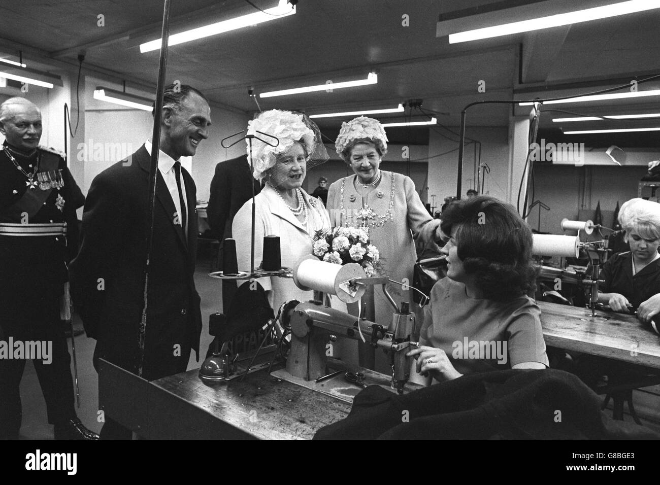 La Regina Elisabetta la Regina Madre all'Università di Sheffield. La Regina Madre aprì la nuova torre d'arte all'università e ricevette anche un diploma onorario di Dottore di Musica. Foto Stock