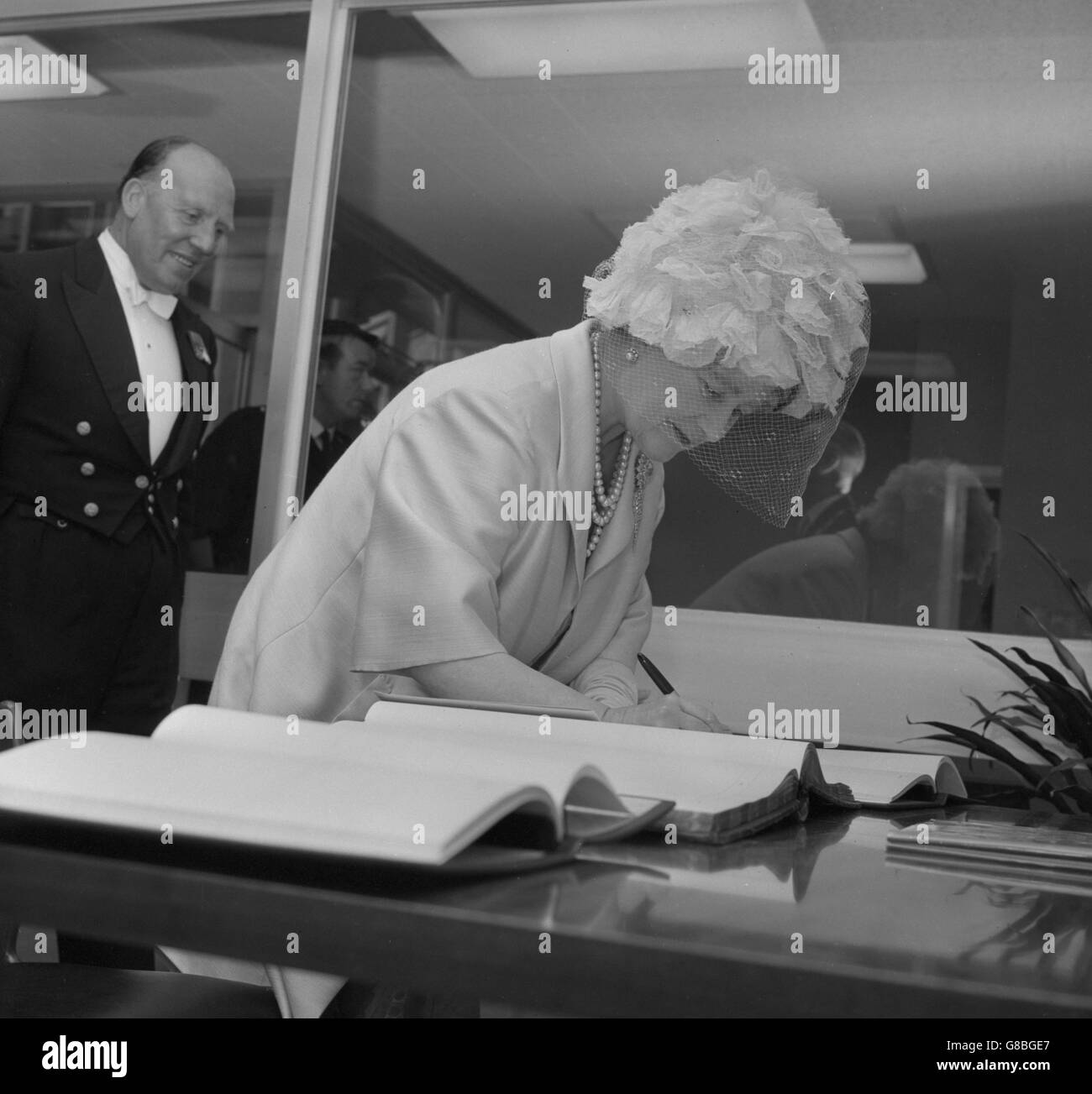 La Regina Elisabetta la Regina Madre all'Università di Sheffield. La Regina Madre aprì la nuova torre d'arte all'università e ricevette anche un diploma onorario di Dottore di Musica. Foto Stock