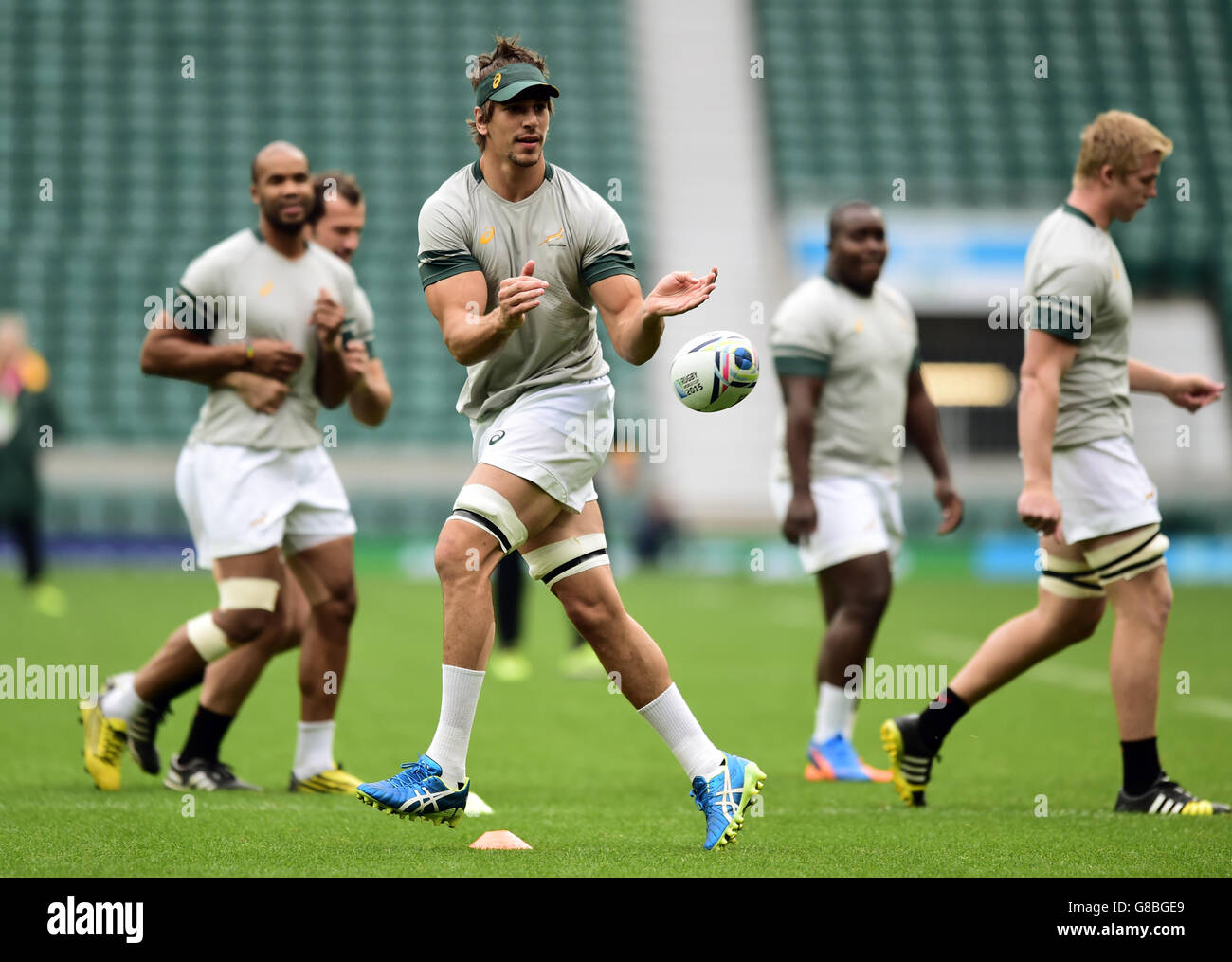 Rugby Union - Coppa del mondo di Rugby 2015 - Sudafrica Captain's Run - Twickenham. Eben Etzebeth del Sud Africa durante la corsa del Capitano al Twickenham Stadium, Londra. Foto Stock