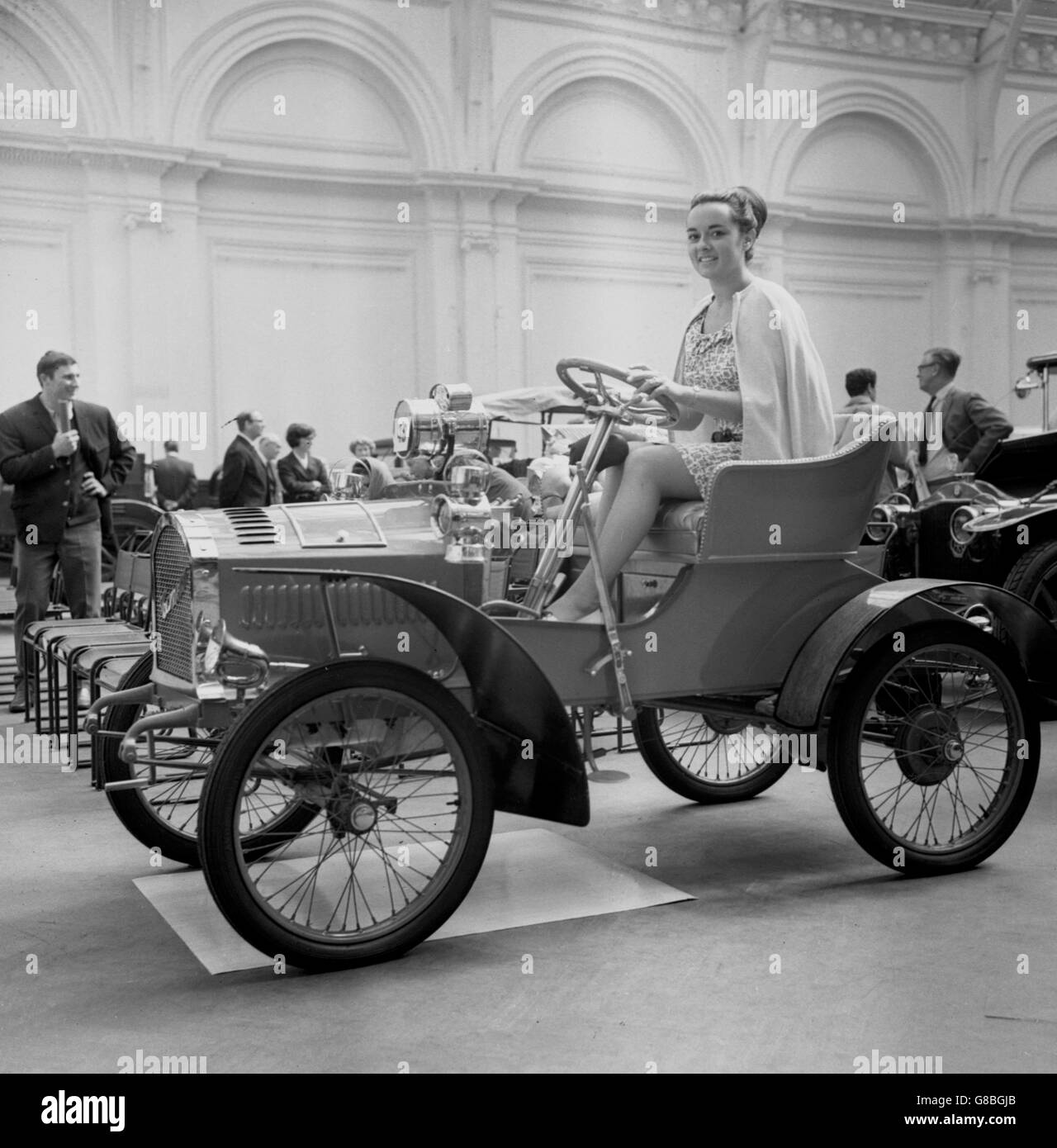 Helen Duckworth, di Christchurch, Nuova Zelanda, all'interno di un Cameron del 1904, un'auto edoardiana d'epoca che è stata una delle prime con due motori raffreddati ad aria. È in mostra per l'asta alla Royal Horticultural Hall di Vincent Square, Londra. Foto Stock