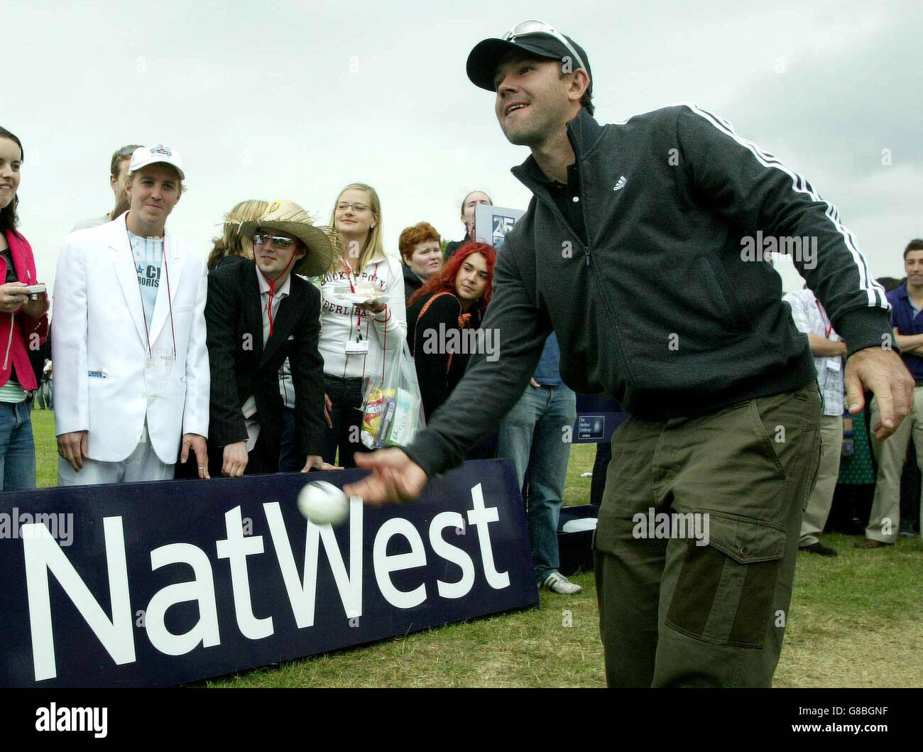 Il capitano australiano Ricky Ponting ciotola sotto il braccio alla NatWest Interactive zone. Foto Stock