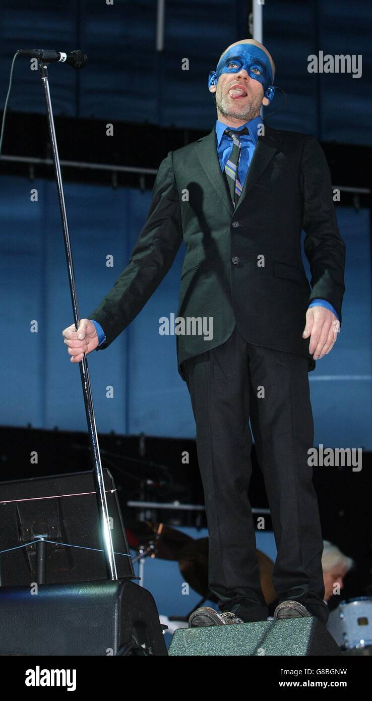 Nokia Isle of Wight Festival - Seaclose Park. Michael Stipe di REM si esibisce sul palco principale. Foto Stock