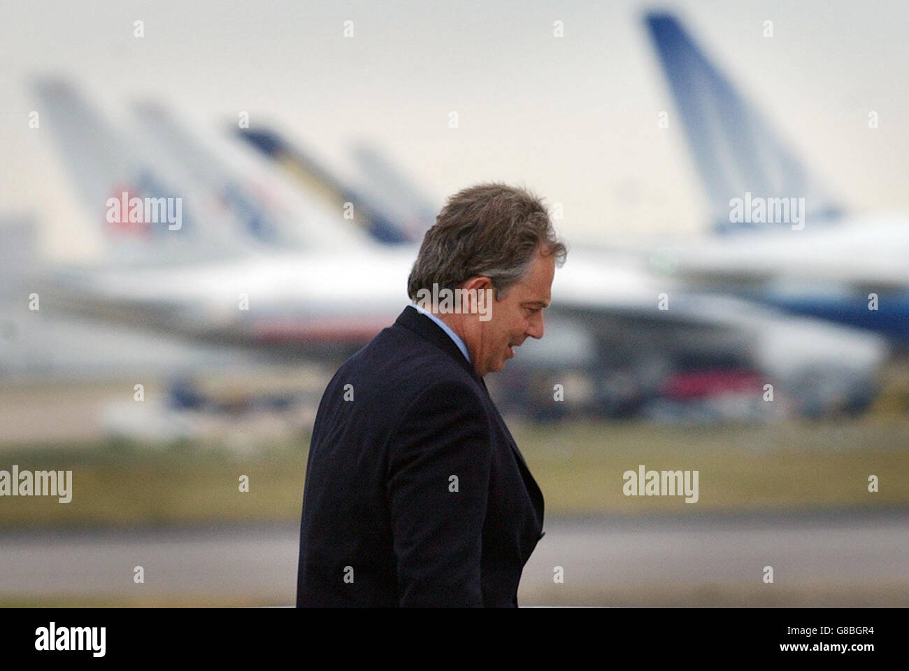 Il primo ministro britannico Tony Blair cammina sul suo aereo prima di fare un'espiazione per Mosca. Foto Stock
