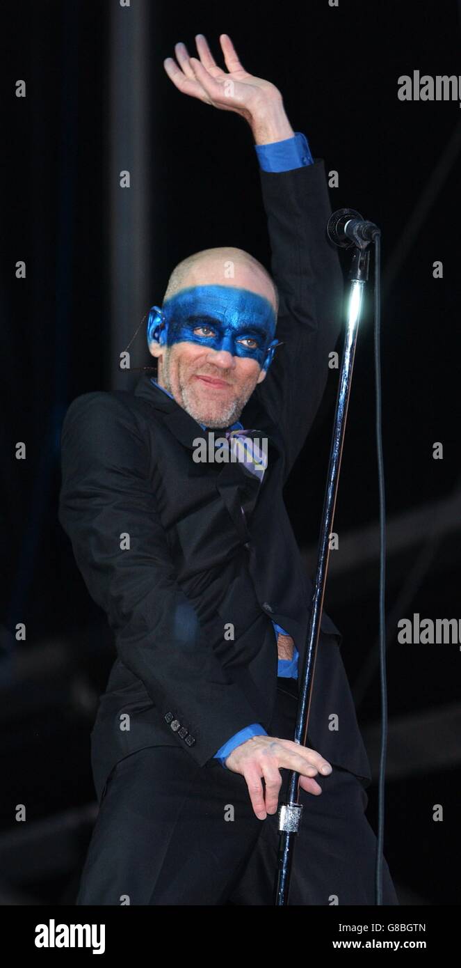 Nokia Isle of Wight Festival - Seaclose Park. Michael Stipe di REM che si esibisce sul palco principale. Foto Stock