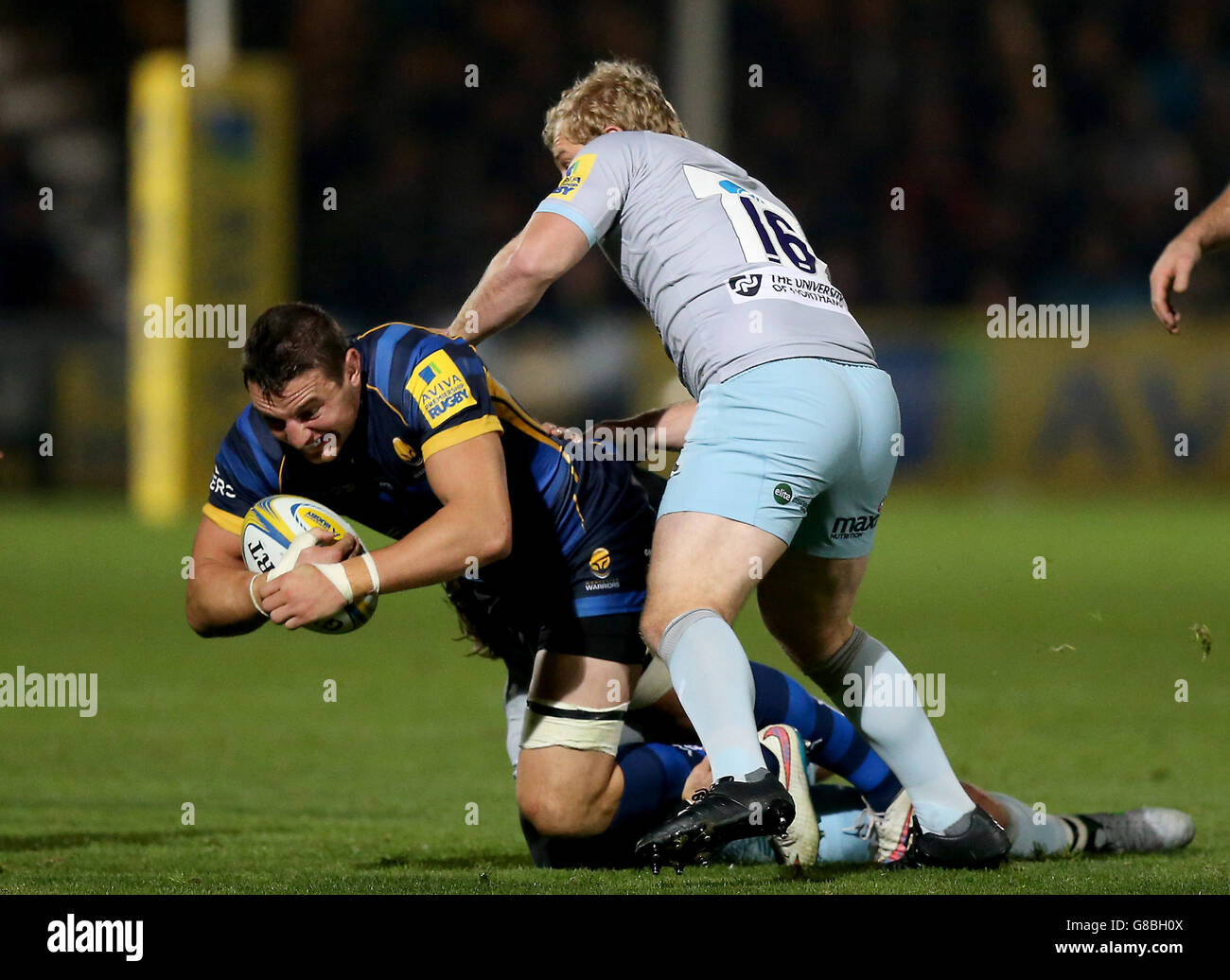 Il Phil Dowson di Worcester Warriors (a sinistra) è affrontato da ben Foden di Northampton Saints (oscurato) e Dan George durante la partita Aviva Premiership al Sixways Stadium di Worcester. Foto Stock