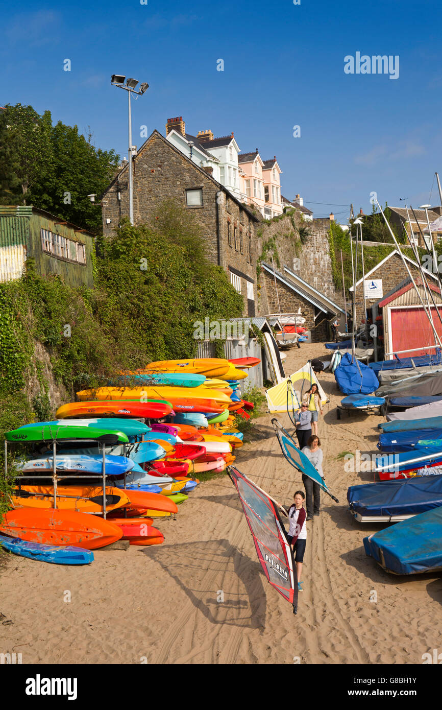Regno Unito, Galles Ceredigion, New Quay, guida la preparazione di vele windsurf Foto Stock