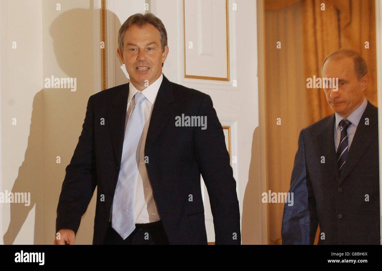 Il primo ministro britannico Tony Blair (a sinistra) con il presidente russo Vladimir Putin alla sua dacha privata fuori Mosca. Foto Stock