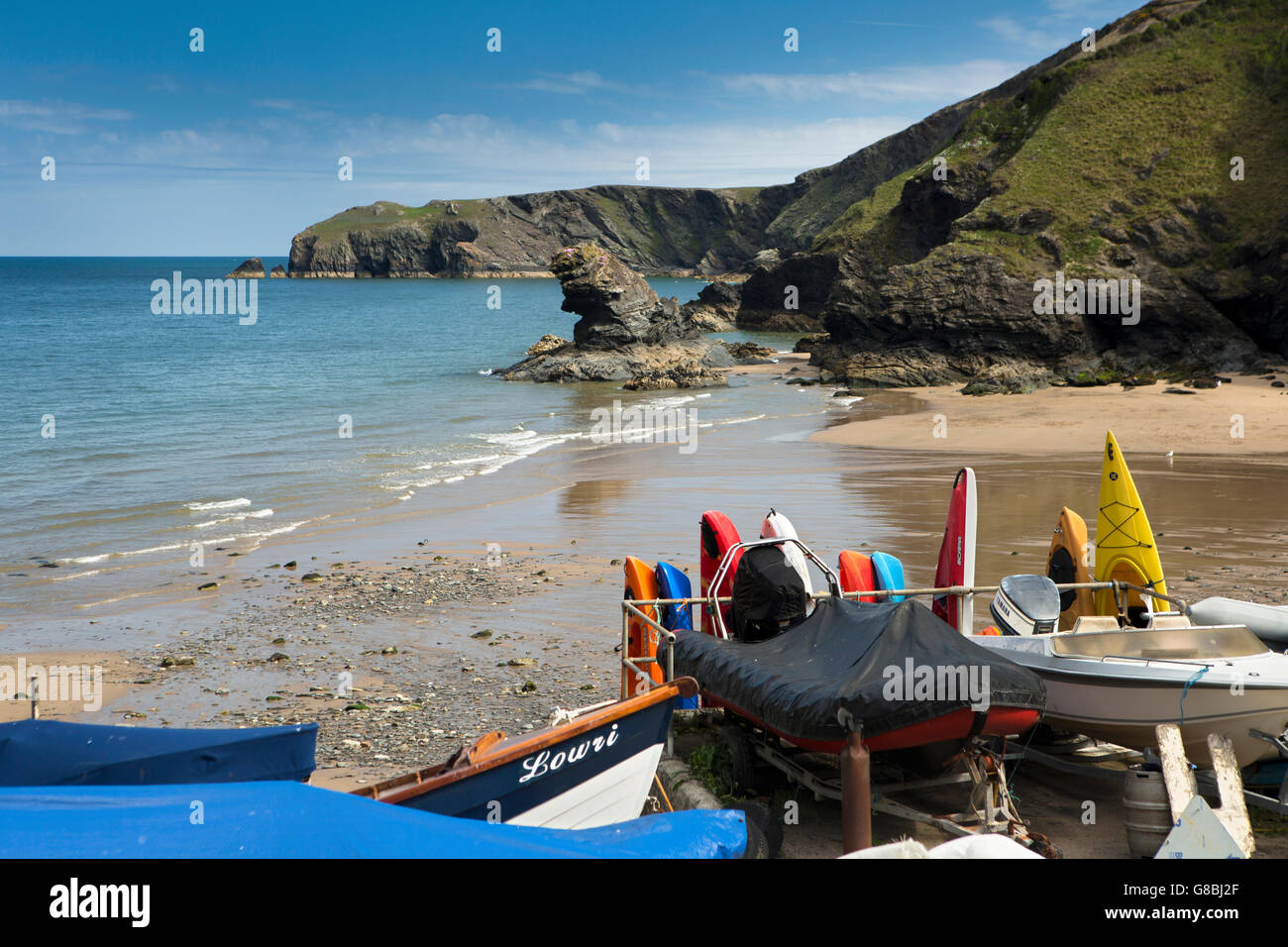 Regno Unito, Galles Ceredigion, Llangrannog, spiaggia, la mattina presto, barche e kayak da mare su uno scalo Foto Stock