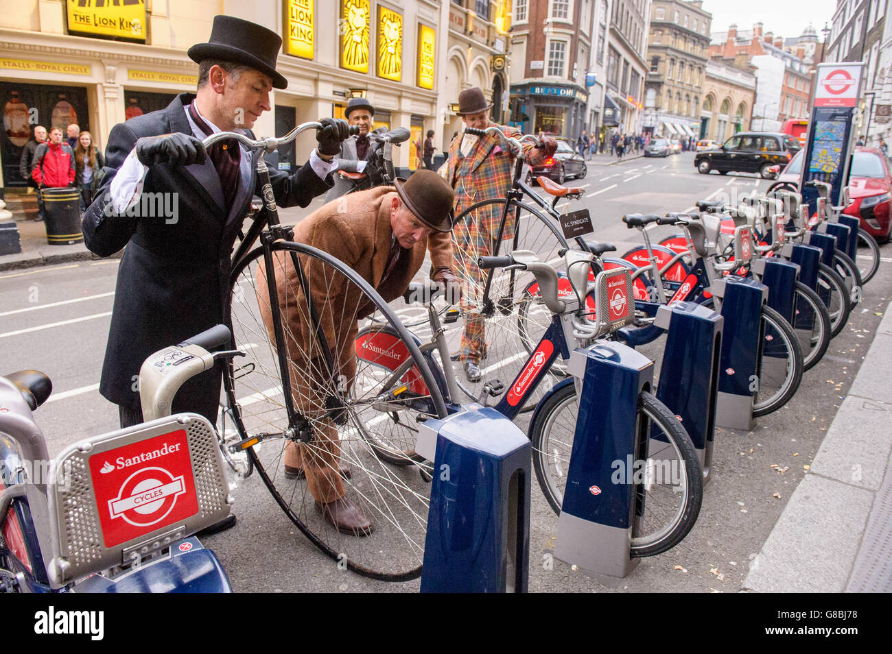 USO EDITORIALE SOLO le biciclette Penny-Farthing sono cavalcate attraverso Covent Garden a Londra, durante l'ora di punta dei pendolari, da (da sinistra a destra) Tom Leefe, Neil Laughton, Mark Brown e John Beswick per segnare il lancio di Assassin's Creed Syndicate, l'ultimo capitolo della serie di videogiochi, Che si trova nella Londra vittoriana ed è disponibile a propria il 23 ottobre. Foto Stock