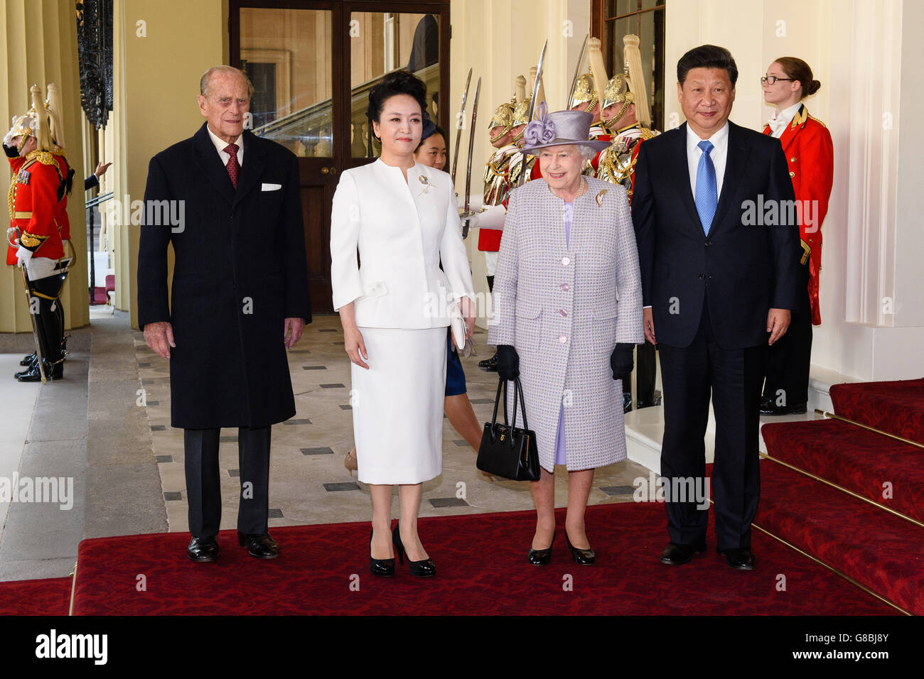 (Sinistra-destra) il duca di Edimburgo, Madame Peng Liyuan, la regina Elisabetta II e il presidente cinese Xi Jinping al Grand Entrance a Buckingham Palace, Londra, dopo il benvenuto cerimoniale alla Parata delle Guardie a Cavallo per il presidente cinese il primo giorno della sua visita di stato nel Regno Unito. Foto Stock