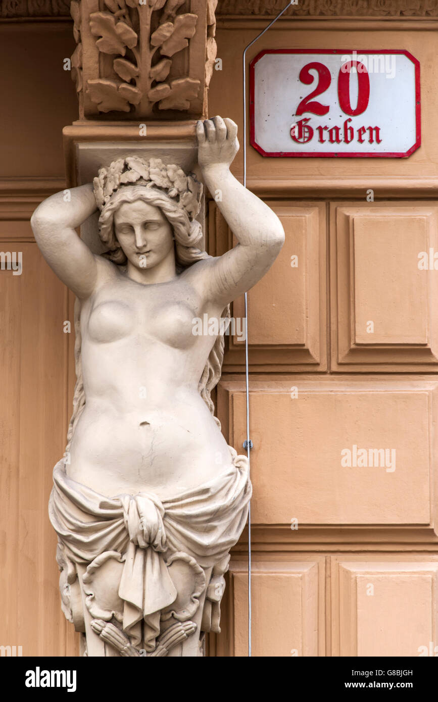 Cariatide scolpita figura femminile statua sulla facciata di un edificio di Graben, Vienna, Austria Foto Stock