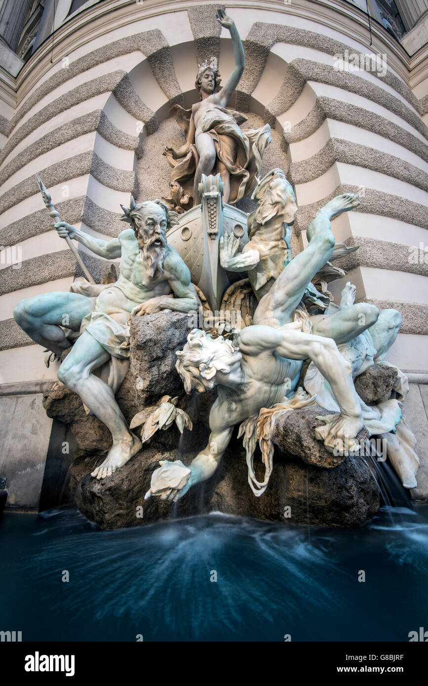 Fontana con sculture di marmo, il Palazzo di Hofburg, Michaelerplatz, Vienna, Austria Foto Stock