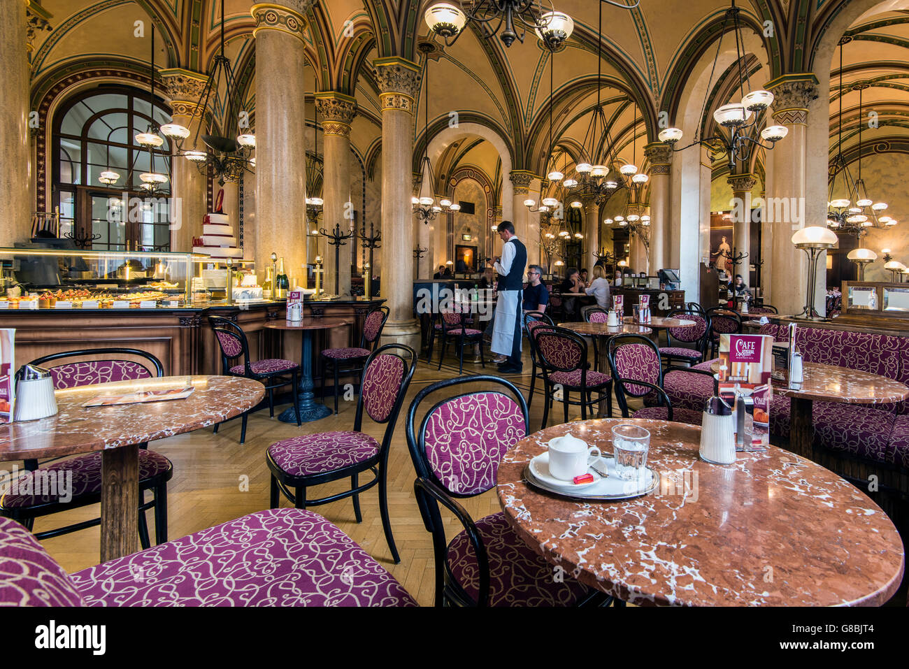 La storica Cafe Central, Vienna, Austria Foto stock - Alamy