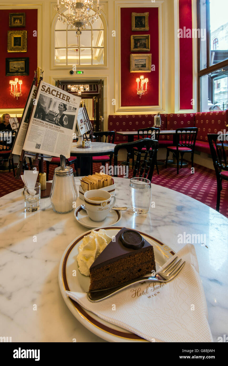 L'originale Sachertorte torta al cioccolato servita presso il Cafe Sacher, Hotel Sacher di Vienna, Austria Foto Stock