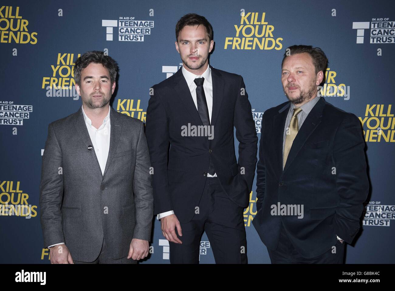Da sinistra: Il regista Owen Harris, Nicholas Hoult e lo scrittore John Niven partecipano alla prima del film Kill Your Friends alla Picturehouse Central di Londra. Foto Stock