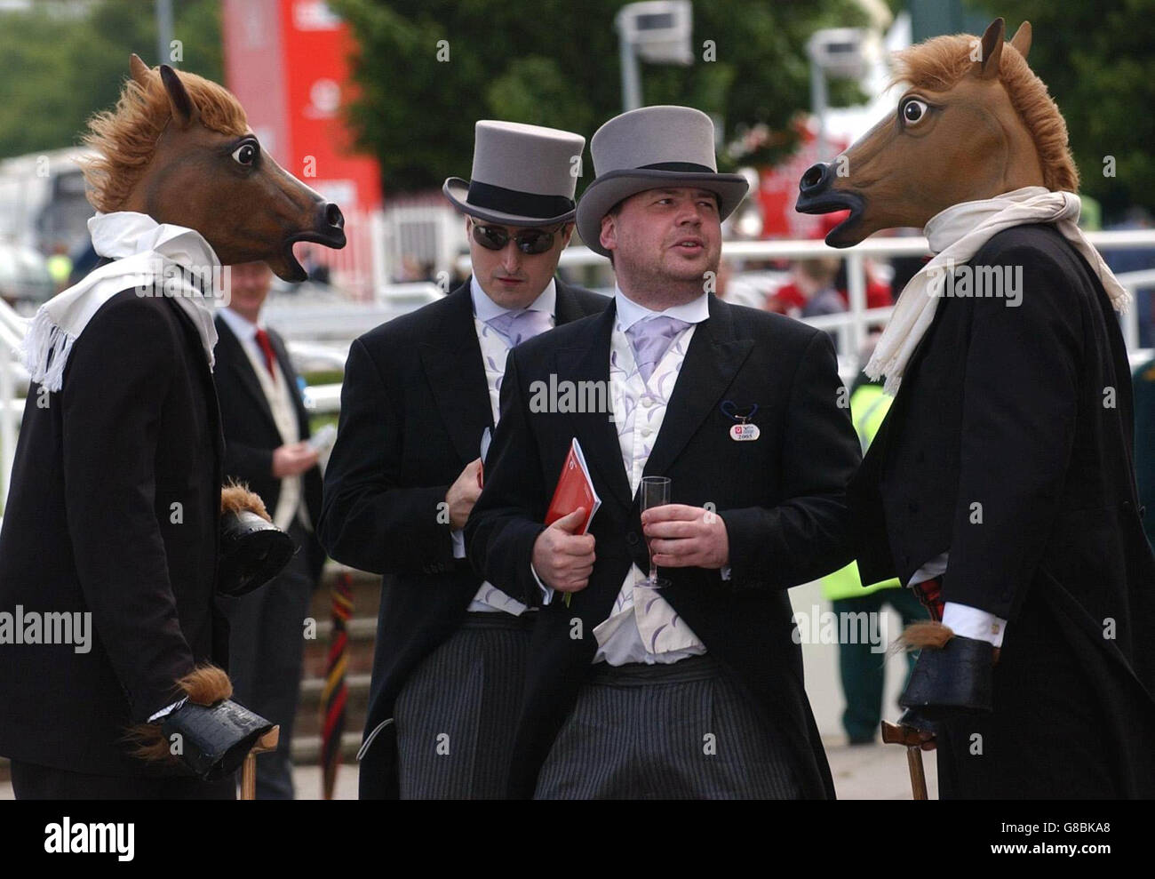 Corse ippiche - Vodafone Derby Day - Ippodromo di Epsom Downs. Racegoer vestito da cavalli chiacchiera con altri pugni a Epsom, dove il Derby si svolge alle 16:20. Foto Stock