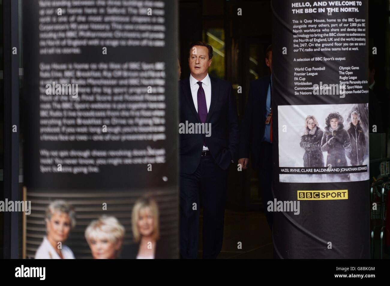 Il primo ministro David Cameron lascia gli studi della BBC a Media City a Manchester, dove è apparso nel programma Andrew Marr prima dell'inizio della conferenza annuale del Partito conservatore. Foto Stock