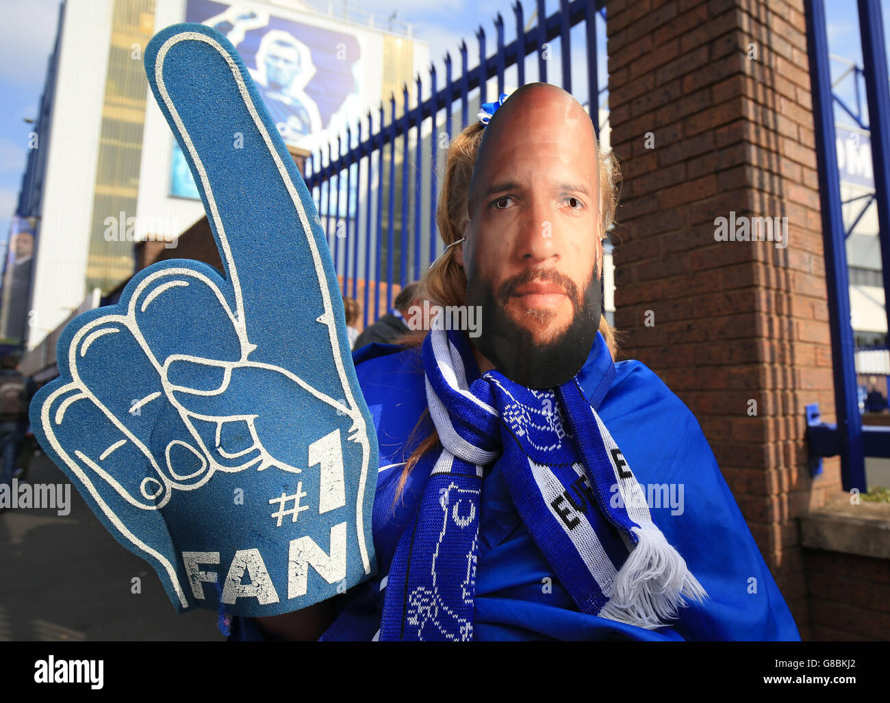 Un sostenitore di Everton che indossa una maschera Tim Howard prima della partita della Barclays Premier League al Goodison Park, Liverpool. Foto Stock