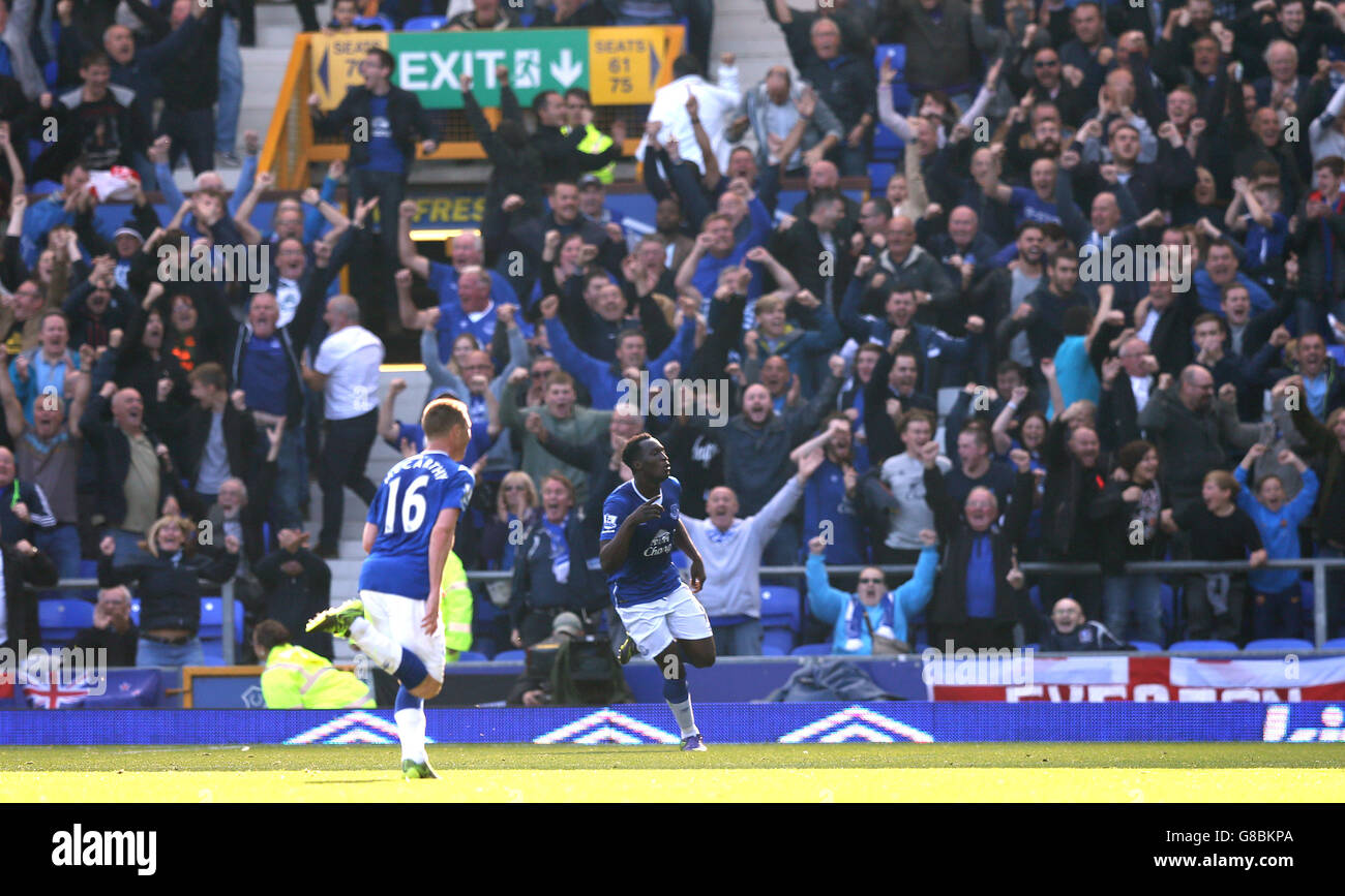 Calcio - Barclays Premier League - Everton / Liverpool - Goodison Park. Romelu Lukaku di Everton celebra il primo obiettivo del gioco del suo lato Foto Stock