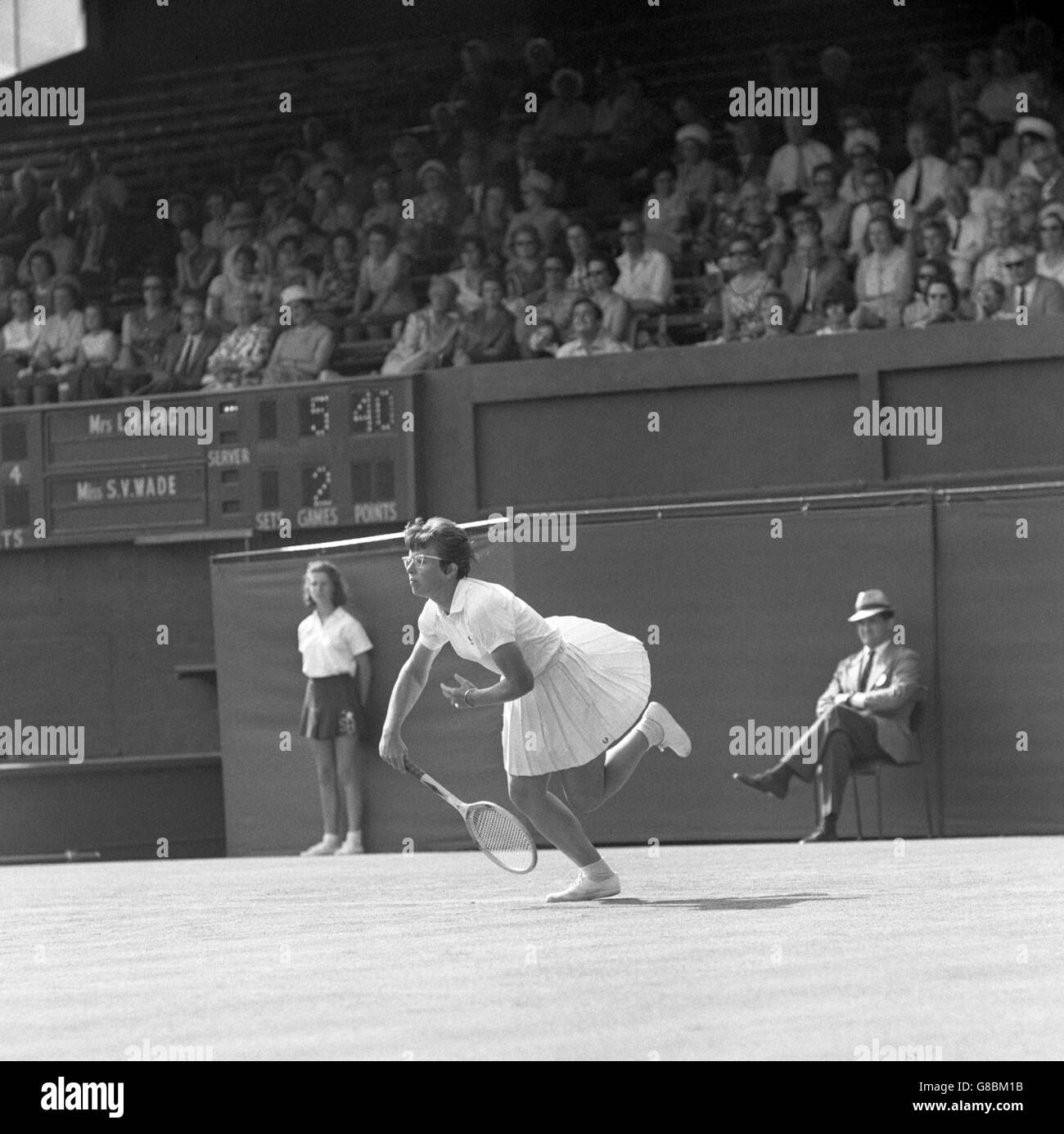 Billie Jean King, d'America, durante la partita della Wightman Cup contro la Virginia Wade della Gran Bretagna a Wimbledon, Londra. Billie Jean ha vinto la partita 6-2, 6-3. Foto Stock