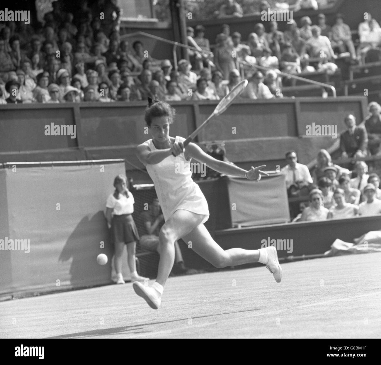 Virginia Wade della Gran Bretagna durante la partita della Wightman Cup contro la Billie Jean King dell'America a Wimbledon, Londra. Billie Jean ha vinto la partita 6-2, 6-3. Foto Stock