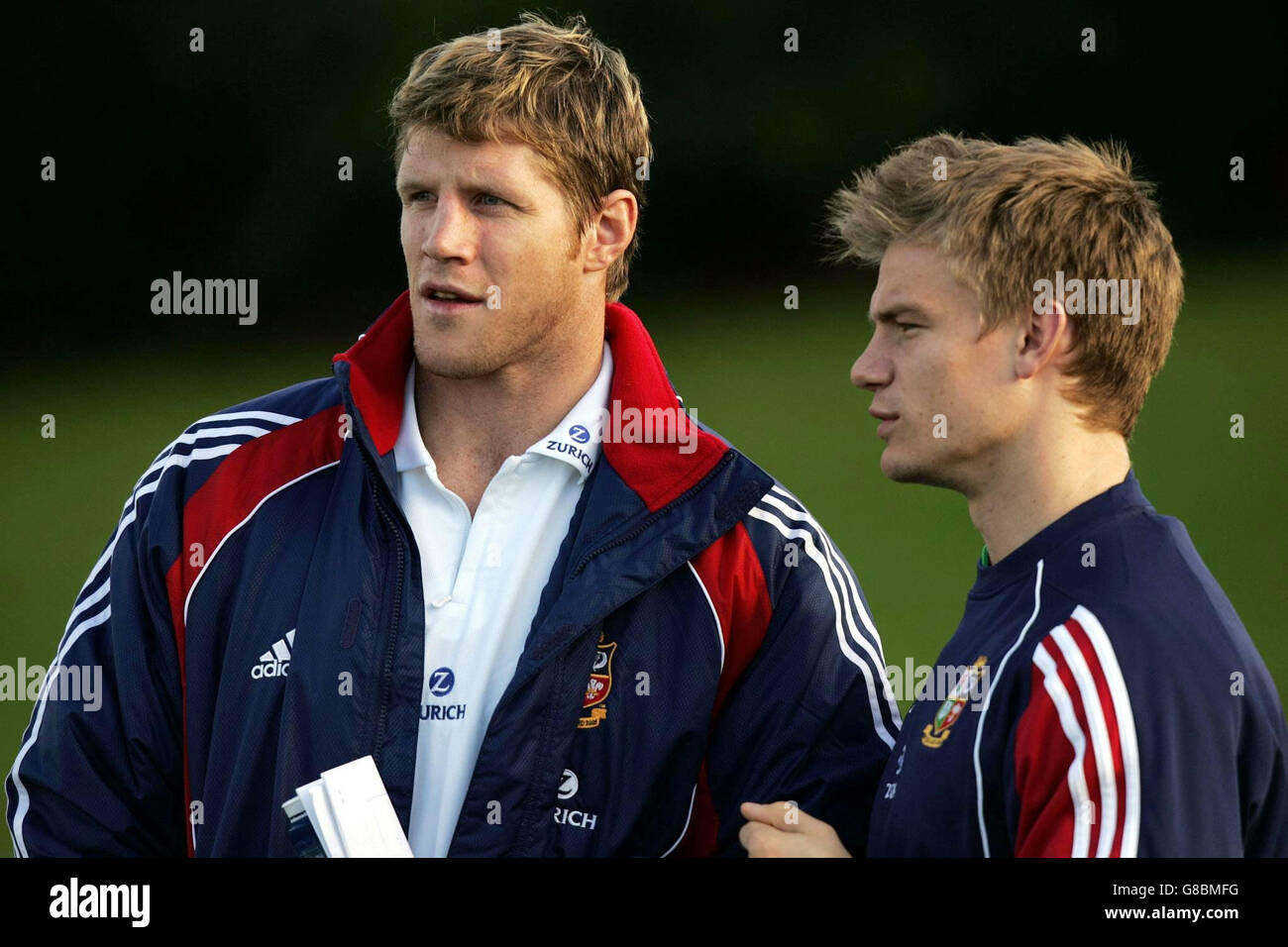 Rugby Union - Taranaki / Lions britannici e irlandesi - formazione Lions britannici e irlandesi - Northshore. Nuovo arrivo Simon Easterby (a sinistra) chiacchiera con il suo compagno di squadra Llanelli e Lions Dwayne Peel. Foto Stock
