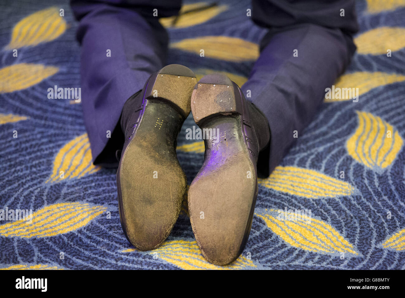 Le scarpe di ottone formano la lettera 'H' sulle suole delle scarpe del principe Harry britannico mentre si inginocchiava per parlare con i vincitori del premio mentre frequentava il WellChild Awards a Londra, che riconosce il coraggio dei bambini gravemente malati, delle loro famiglie e dei caregivers. Foto Stock