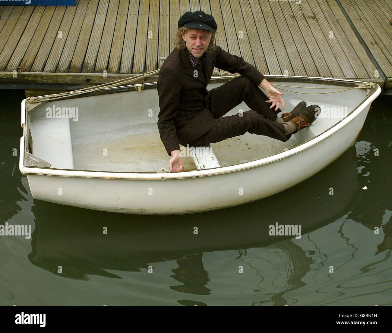 L'ex cantante dei ratti Boomtown Bob Geldof in una barca, dove ha invitato  la comunità velica a navigare attraverso il canale come parte delle  iniziative Long Walk to Justice/Live 8 Foto stock -