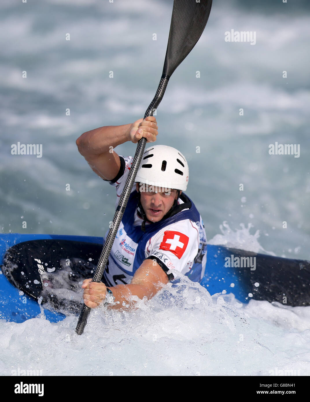 La Svizzera Lukas Wero durante la semifinale del K1 maschile durante il quinto giorno dei Campionati Mondiali di Canoe Slalom 2015 al Lee Valley White Water Center di Londra. Foto Stock
