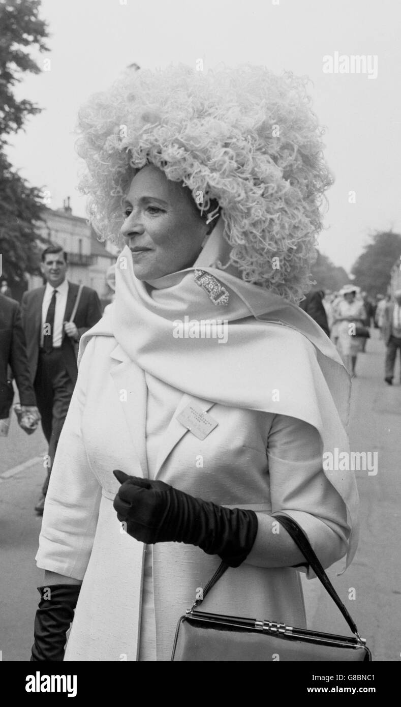 Una massa di piume rosa di struzzo è il cappello indossato dalla signora Ronald Shilling il secondo giorno della riunione di gara di Royal Ascot. Foto Stock