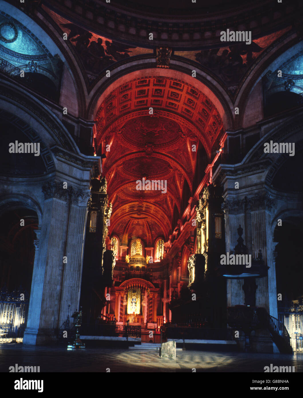 L'interno della Cattedrale di San Paolo mostra l'Alter dopo essere stato illuminato da migliaia di lampadine per lo spettacolo Son et Lumiere. Foto Stock