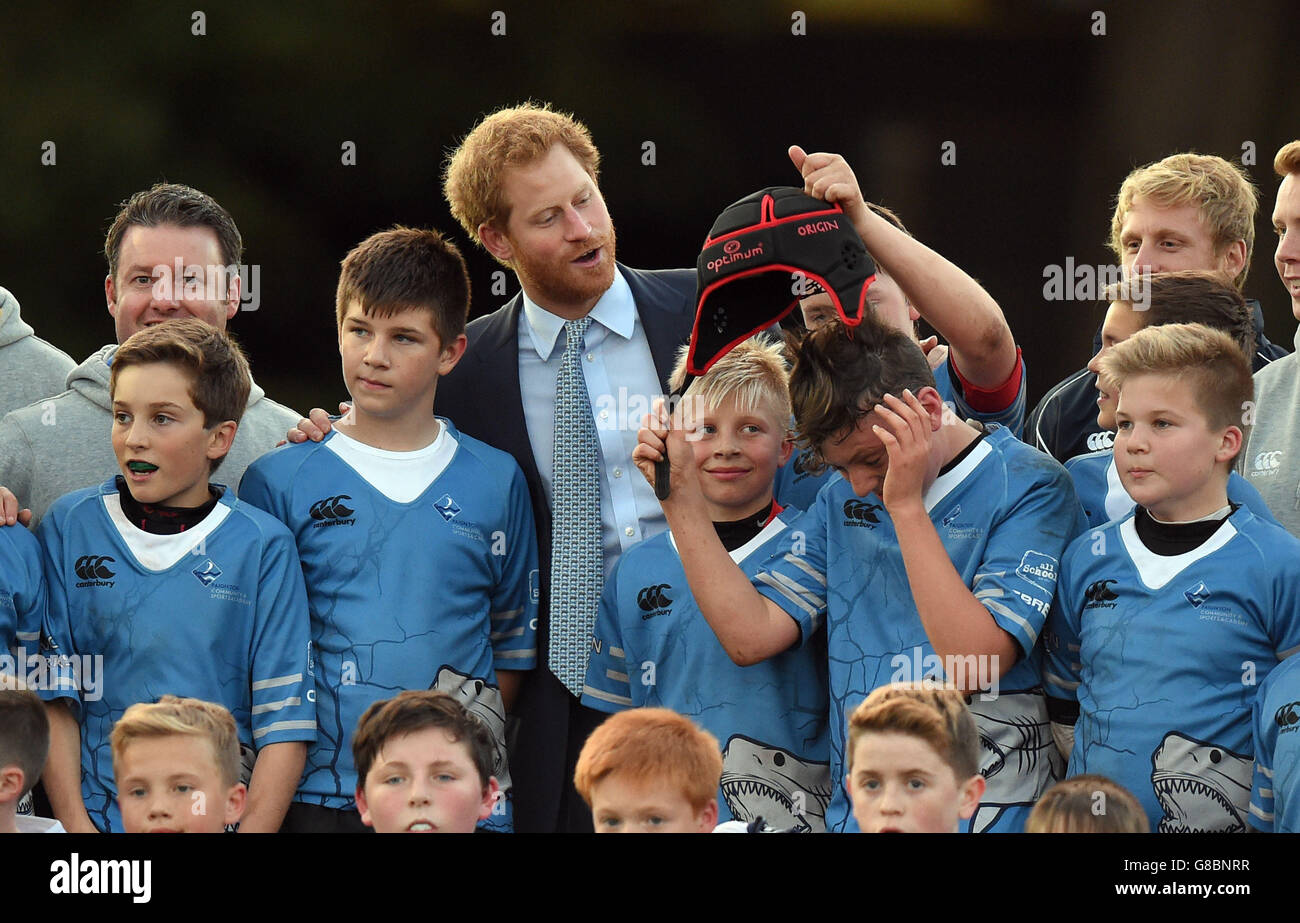 Il principe Harry si pone per una fotografia con una squadra junior durante una visita al Paignton Rugby Club di Devon, dove ha presentato un premio RFU Gold Standard facilities award. Foto Stock