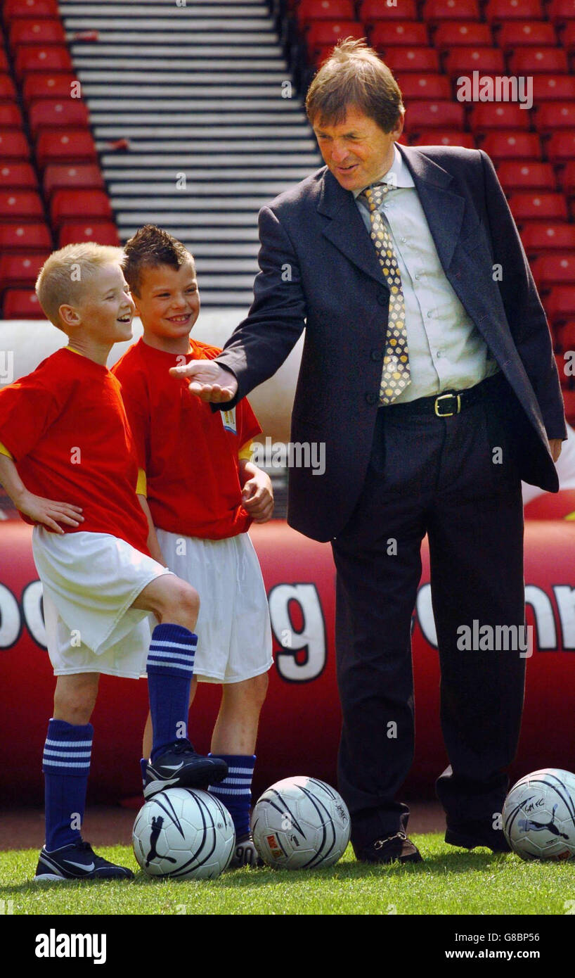 Kenny Dalglish (R) parla con Stewart Henderson (L) e Dan McInnes della NetherMains School. Foto Stock