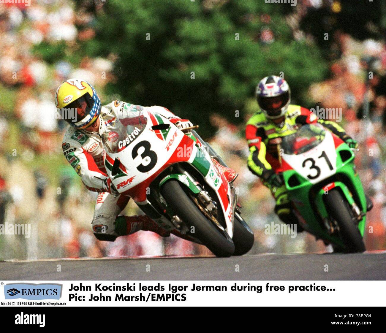 Campionato mondiale Superbike, Brands Hatch. John Kocinski guida Igor Jerman durante le prove libere Foto Stock