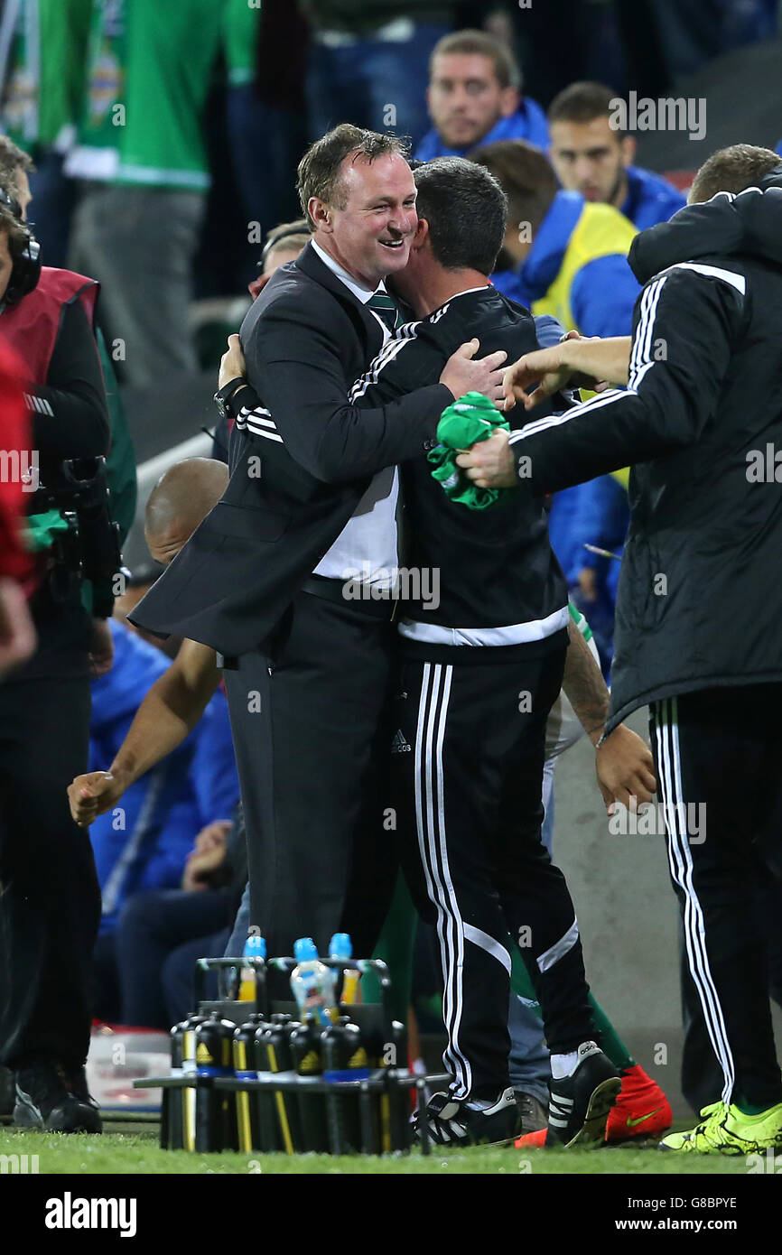 Il manager dell'Irlanda del Nord Michael o'Neill festeggia dopo il fischio finale della partita di qualificazione del Campionato europeo UEFA al Windsor Park di Belfast. Foto Stock