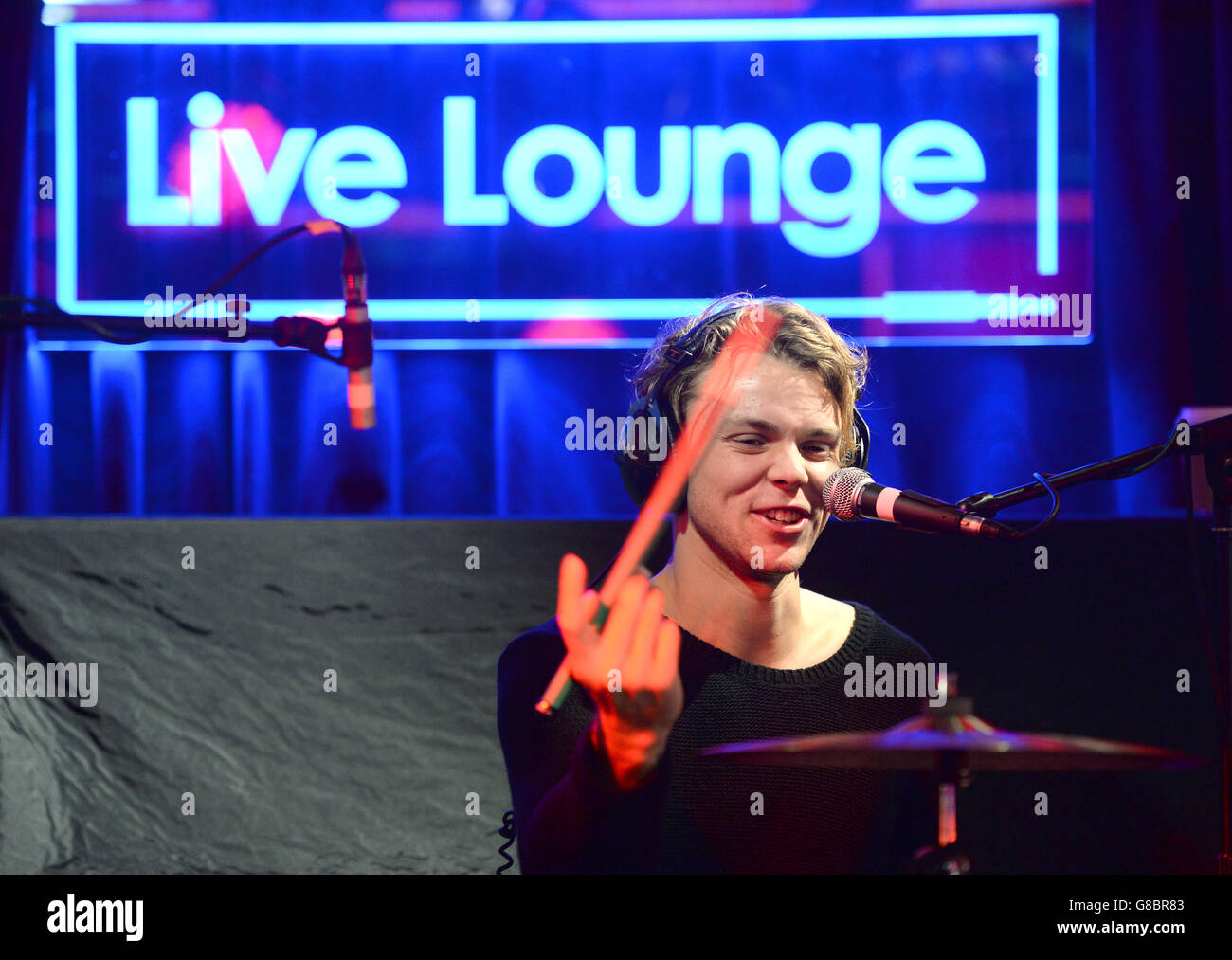 Ashton Irwin, Calum Hood, Luke Hemmings e Michael Clifford da 5 secondi d'estate appaiono in diretta sulla BBC radio 1 Breakfast Show con Nick Grimshaw per contribuire a lanciare quest'anno BBC radio 1 Teen Awards che si svolgerà domenica 8 novembre 2015 presso la SSE Wembley Arena. Foto Stock