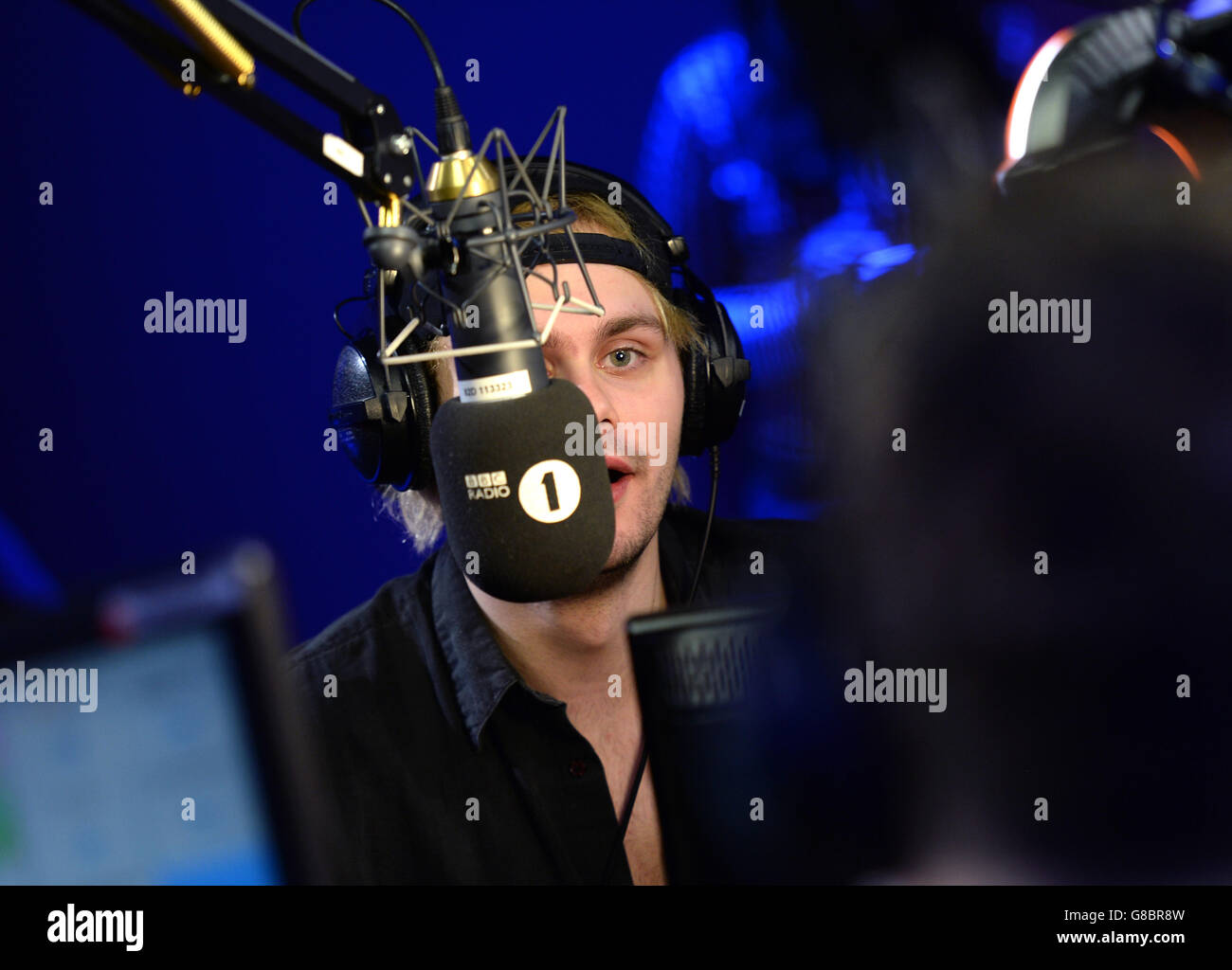 Ashton Irwin, Calum Hood, Luke Hemmings e Michael Clifford da 5 secondi d'estate appaiono in diretta sulla BBC radio 1 Breakfast Show con Nick Grimshaw per contribuire a lanciare quest'anno BBC radio 1 Teen Awards che si svolgerà domenica 8 novembre 2015 presso la SSE Wembley Arena. Foto Stock