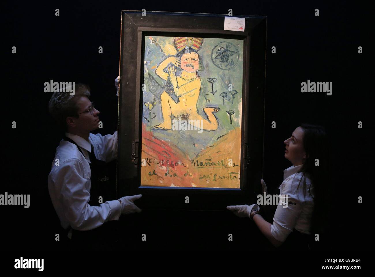 Gli assistenti di Sotheby mostrano il lato opposto di 'la Gommeuse' di Picasso durante un'anteprima stampa nel centro di Londra per la vendita serale dell'impressionista e dell'arte moderna di New York della casa d'aste. Foto Stock