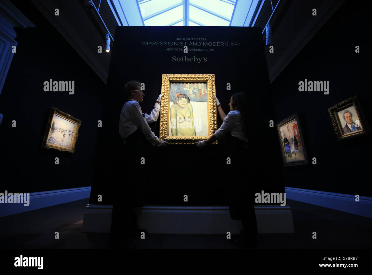 Gli assistenti di Sotheby mostrano 'la Gommeuse' di Picasso durante un'anteprima stampa nel centro di Londra per la vendita serale di New York Impressionist e Modern Art della casa d'aste. Foto Stock
