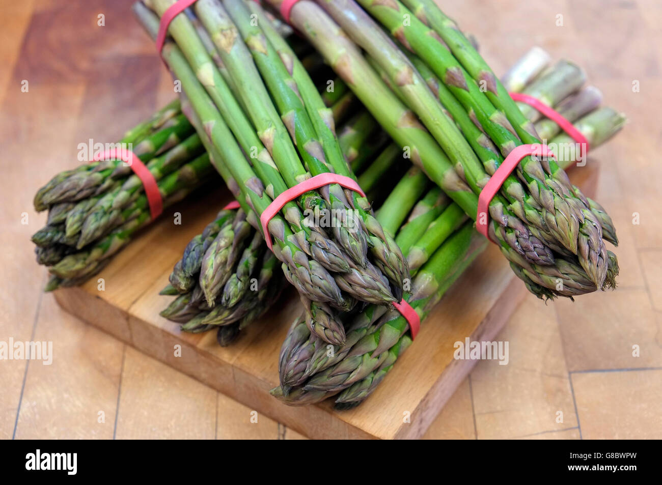 Mazzetti di asparagi in vendita sul banco di negozio Foto Stock