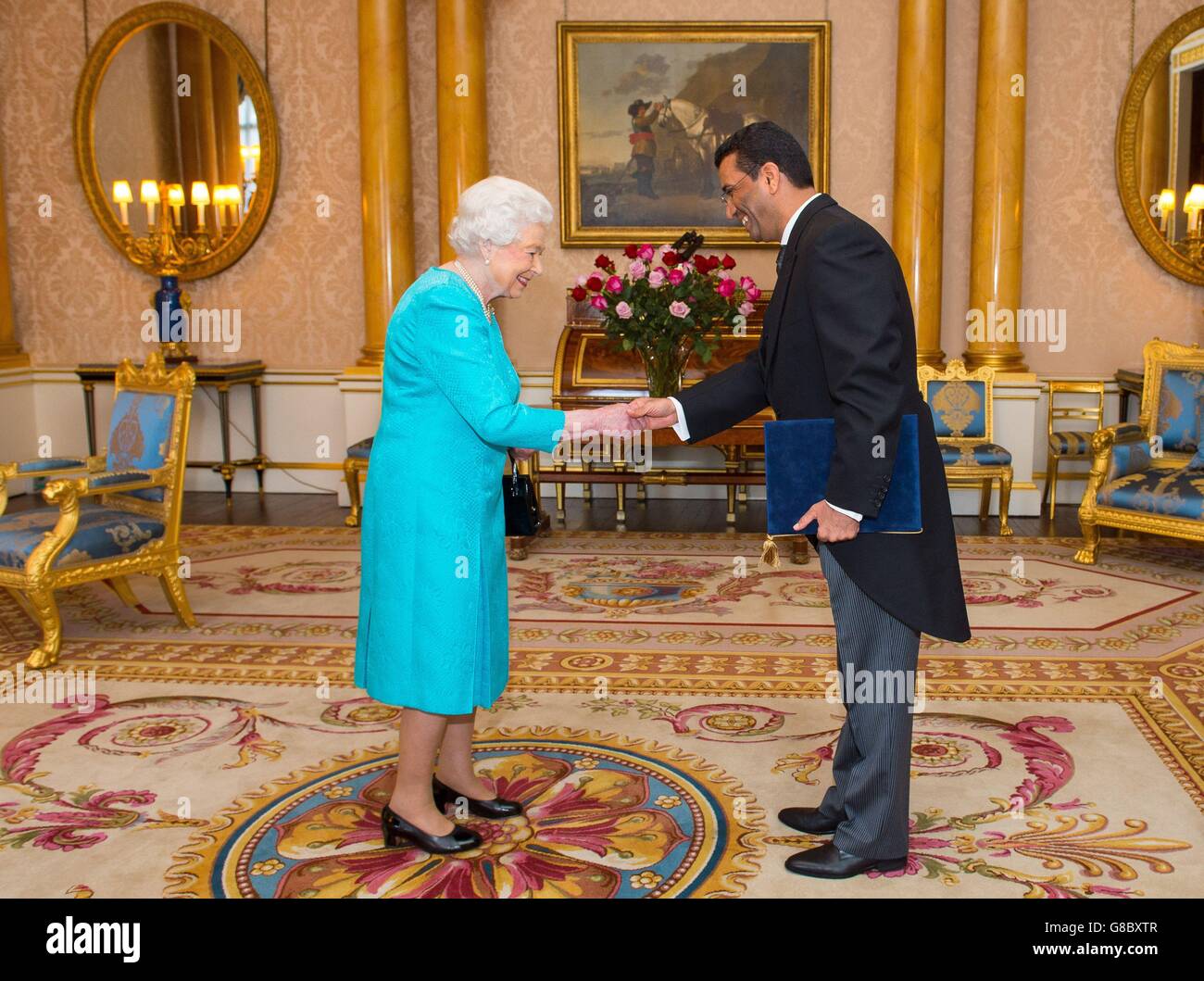 La regina Elisabetta II concede all'ambasciatore dell'Iraq Salih Husain Ali un'udienza mentre presenta le sue credenziali a Buckingham Palace, Londra. Foto Stock