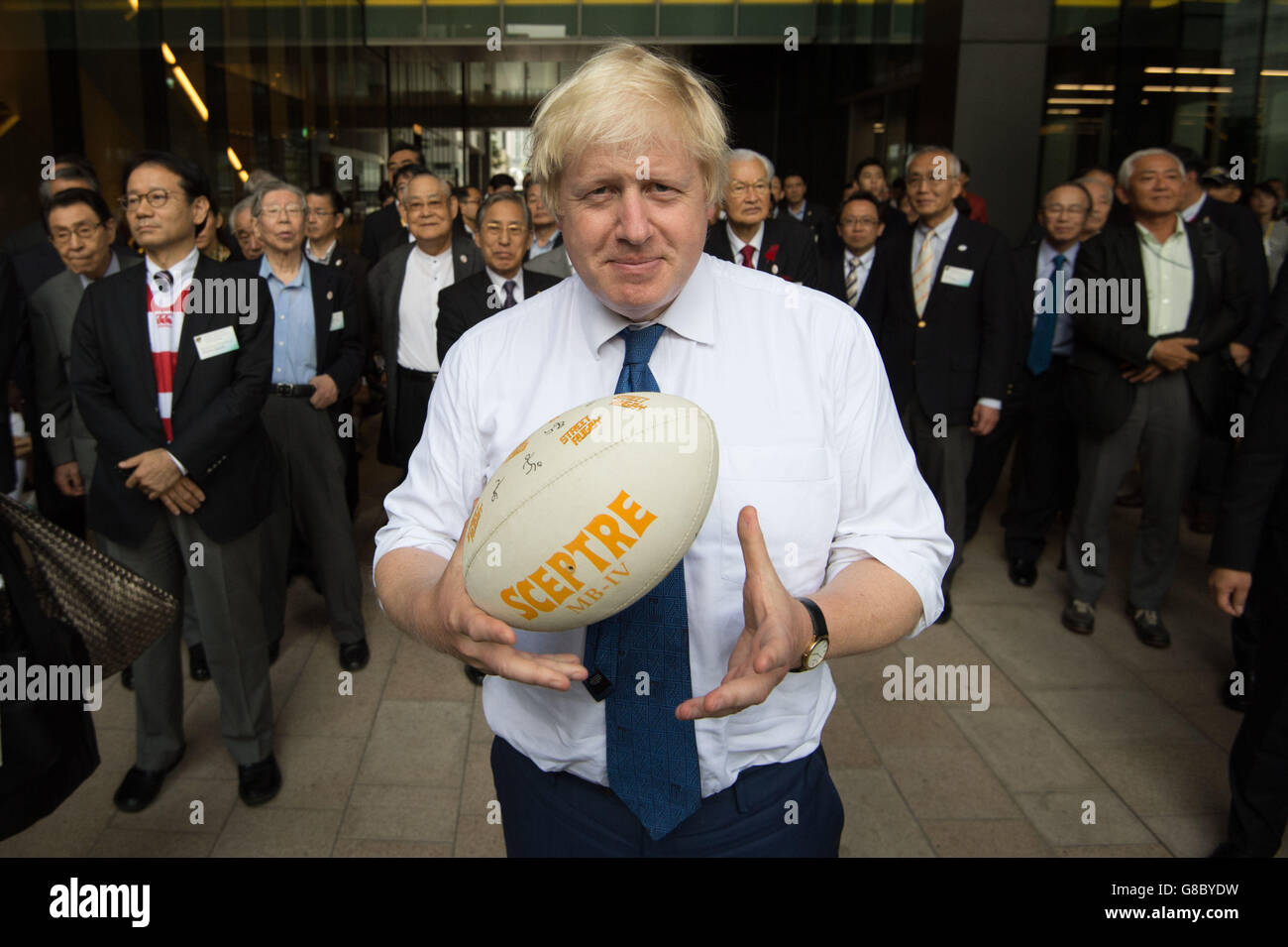 Il sindaco di Londra Boris Johnson partecipa a un torneo di Street Rugby in una via di Tokyo con bambini e adulti delle associazioni della comunità Nihonbashi, Yaesu e Kyobashi, per celebrare il Giappone che ospita la Coppa del mondo di rugby 2019. Foto Stock