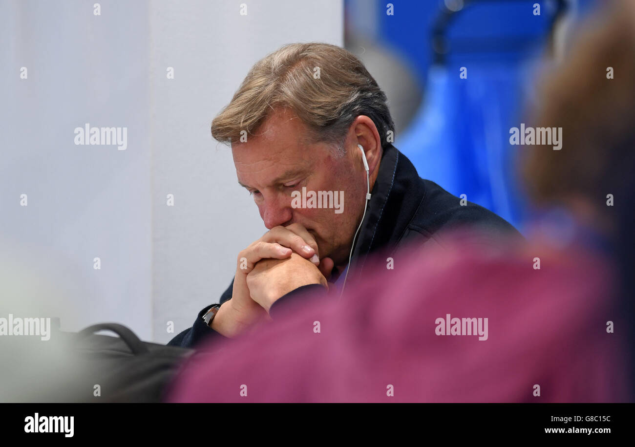 Ex calciatore inglese e Manager Glenn Hoddle nella foto davanti al gioco con il Galles in Euro 2016 nella città francese di lente. Foto Stock Ex calciatore inglese e Manager Glenn Hoddle nella foto davanti al gioco con il Galles in Euro 2016 nella città francese di lente. Foto Stock