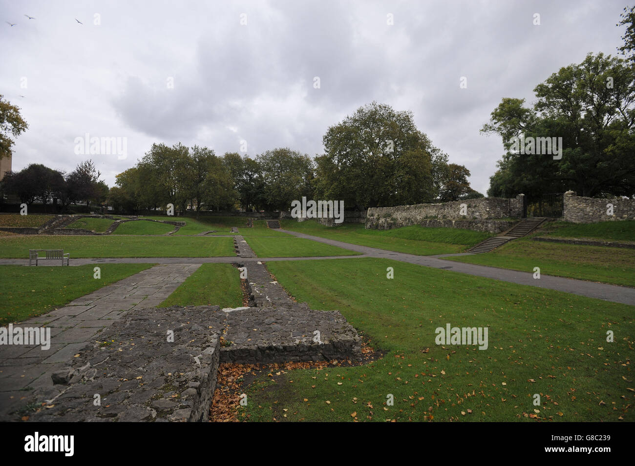 Le rovine dell'abbazia di Barking, come presunto serial killer, Stephen Port 40, di Cooke Street, Barking a Londra est, è apparso a Barkingside Magistrates accusati di drogare e assassinare quattro giovani uomini che ha incontrato su siti web gay, e di scaricare i loro corpi dentro e intorno a un cimitero a Londra est. Foto Stock