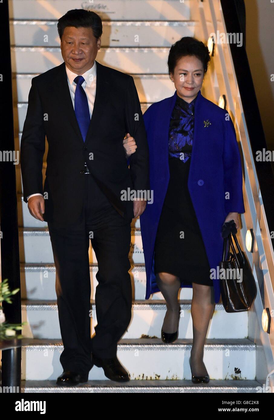 Il presidente cinese Xi Jinping e sua moglie Peng Liyuan arrivano per una visita di stato di quattro giorni all'aeroporto Heathrow di Londra. Foto Stock
