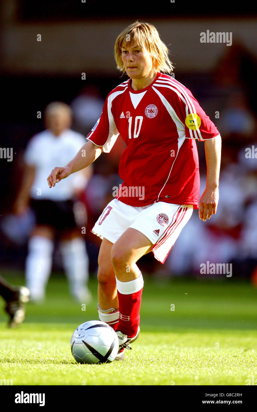 Calcio - UEFA Campionato europeo delle Donne 2005 - Gruppo A - Danimarca / Inghilterra - Ewood Park. Anne Dot Eggers Nielsen, Danimarca Foto Stock