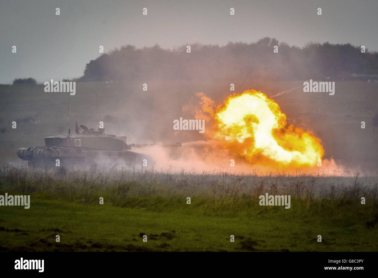 Un serbatoio sfidante II spara la sua pistola, creando un enorme fuoco durante una dimostrazione combinata di armi manouevre su Salisbury Plain, Wiltshire. Foto Stock