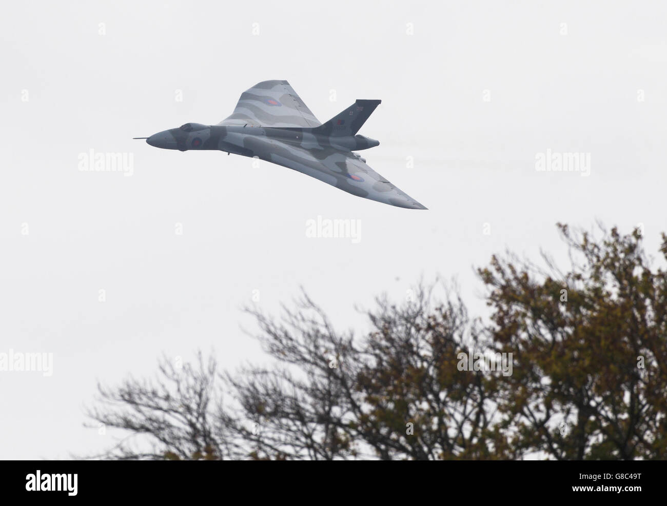 Ultimo bombardiere avro Vulcan degno nel mondo, l'Avro-Vulcan XH558 fa un volo-passato vicino al Museo Nazionale del volo in Fortune Est Scozia, come parte del suo arrivederci tour. PREMERE ASSOCIAZIONE foto. Data immagine: Sabato 10 ottobre 2015. PREMERE ASSOCIAZIONE foto. Data immagine: Sabato 10 ottobre 2015. Il credito fotografico dovrebbe essere: Danny Lawson/PA Wire Foto Stock