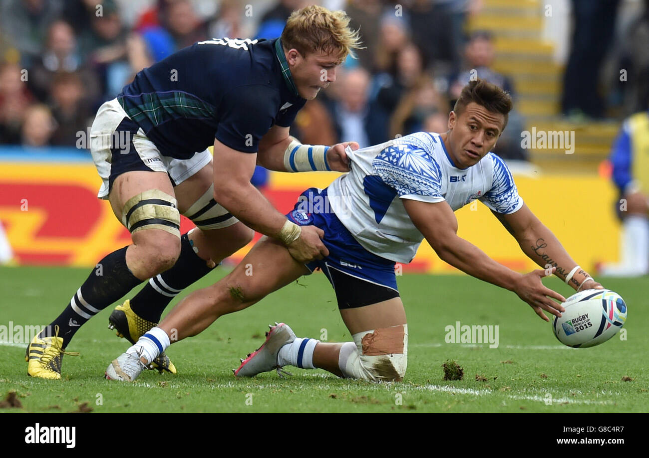 David Denton della Scozia (a sinistra) e Tim Nanai-Williams di Samoa durante la World Cup Match al St James' Park, Newcastle. Foto Stock