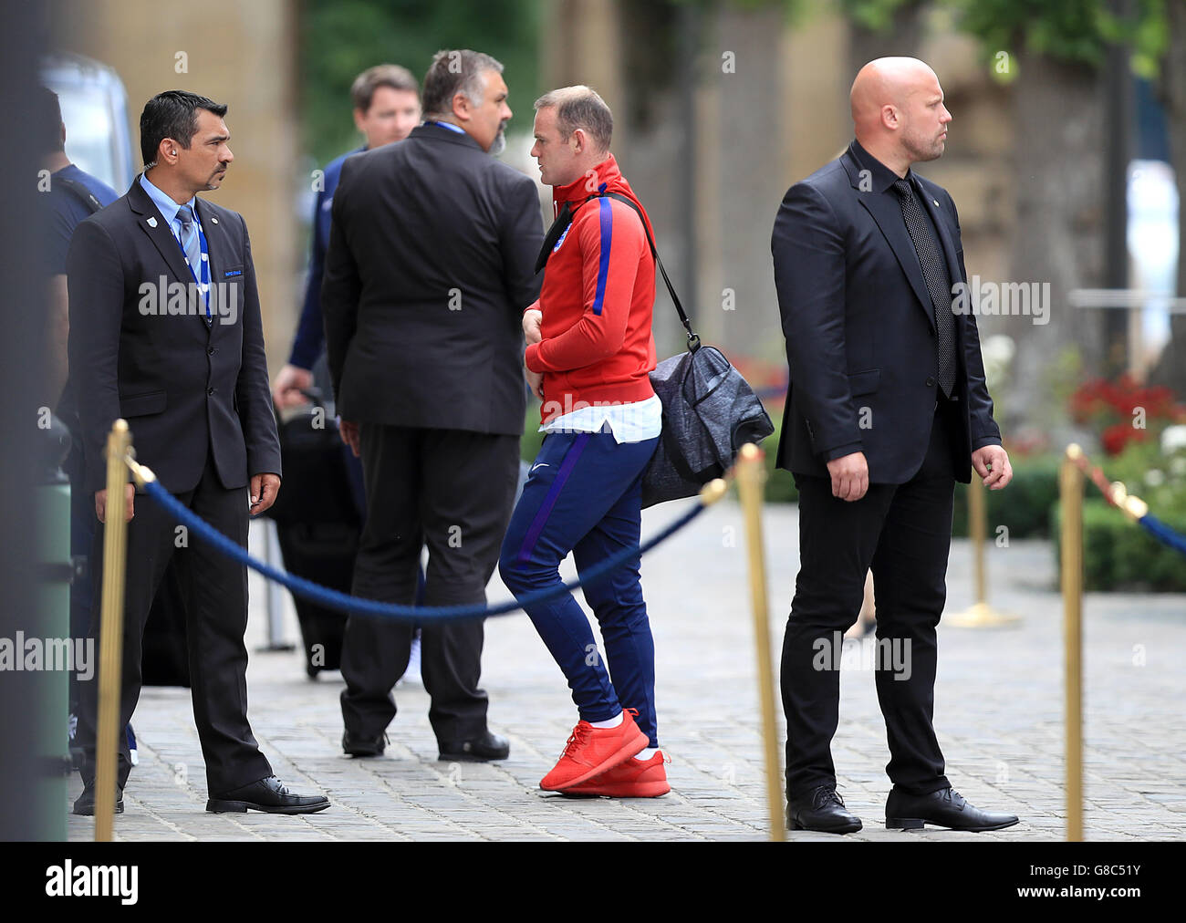 L'Inghilterra del Wayne Rooney arriva presso il team hotel a Chantilly, Francia. In Inghilterra sono stati messi K.O. alla rotonda di 16 tappa del 2016 Campionati Europei la scorsa notte dopo aver perso 2-1 all'Islanda. Foto Stock